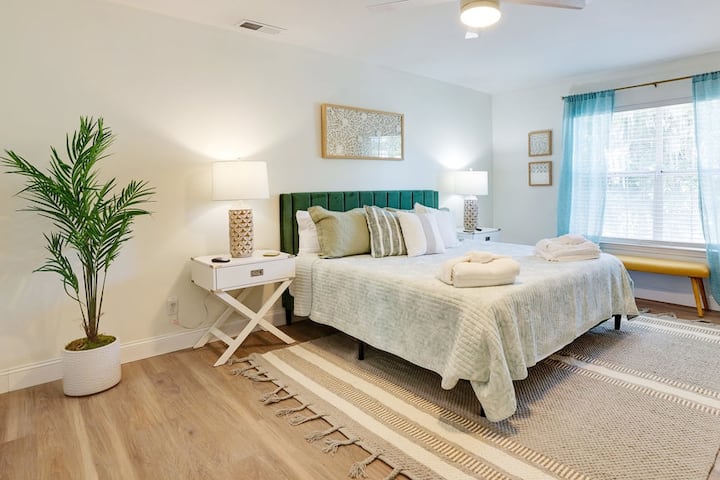 Velika, udobna glavna spavaća soba na prvom katu s bračnim krevetom.