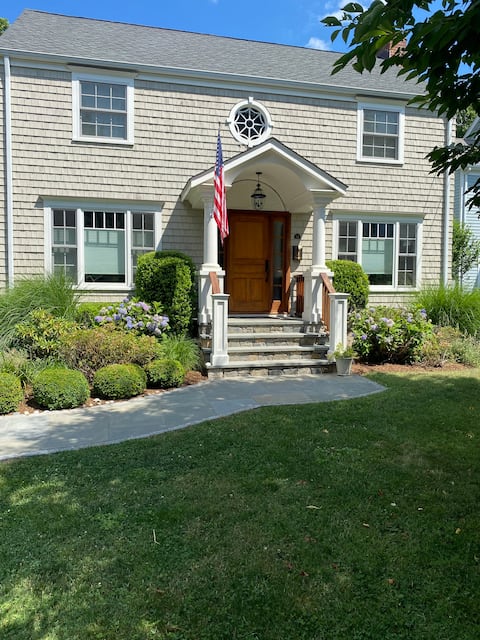 Rowayton - Walk To Town, Park & Close to Beach