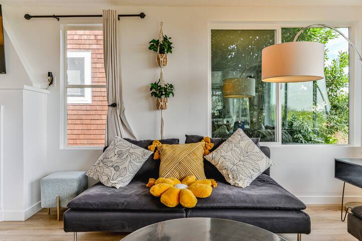 Seattle Skyline Retreat-Sleeps16 gallery image 4