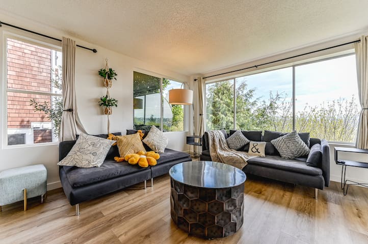 Seattle Skyline Retreat-Sleeps16 gallery image 5