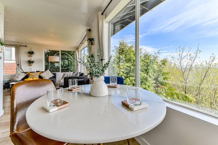 Seattle Skyline Retreat-Sleeps16 gallery image 2