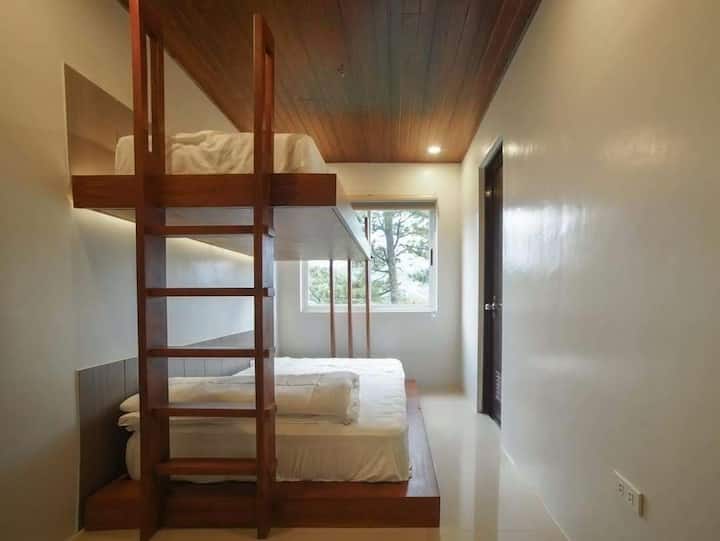 השני מבין שלושת החדרים בקומת הקרקע כולל מיטת קומותיים לשלושה.