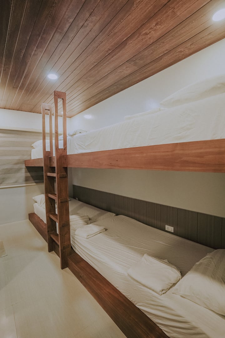 בשלושת חדרי השינה בקומה התחתונה יש שתי מיטות קומתיים, טובות לארבעה (4) אנשים.