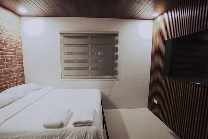 אחד משלושת חדרי השינה בקומת הקרקע התחתונה כולל מיטת קווין סייז וטלוויזיה משלו.