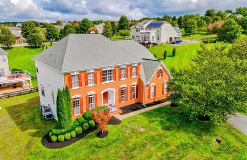 Spacious and Private 2 Bedroom Basement Suite