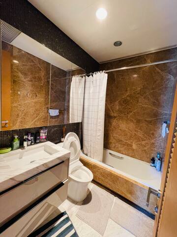 Stunning harbour view apartment gallery image 4