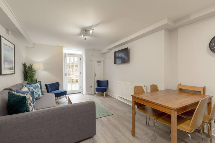 3 bed apartment ideal for Royal Mile & Old Town gallery image 4