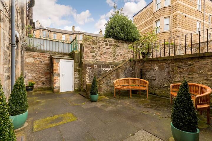 3 bed apartment ideal for Royal Mile & Old Town gallery image 2