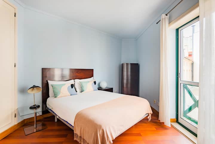 Საძინებელი ორადგილიანი საწოლითა და კონდიციონერით