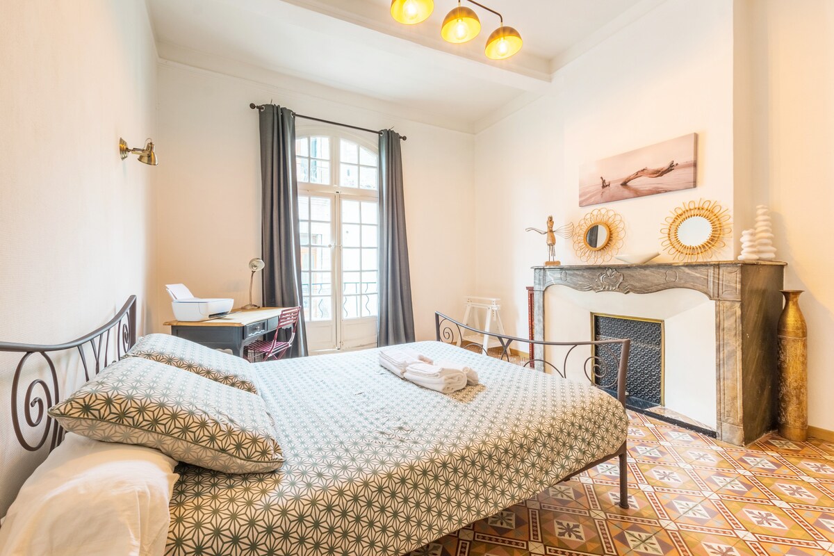 Спалната соба е опремена со кревет од 160 см и биро