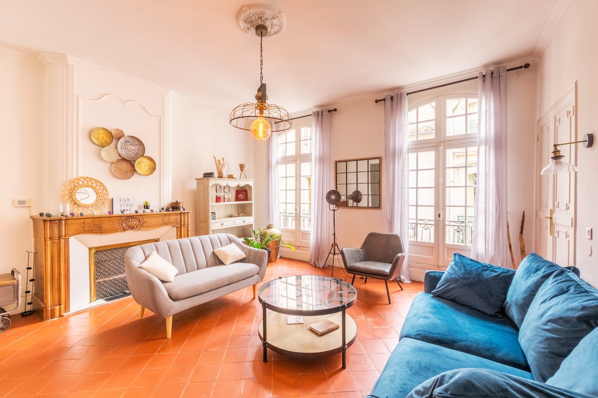 Дневната соба е опремена со две удобни каучи, од кои едниот може да се претвори во кауч на спуштање (140) и 40-инчен паметен телевизор.




