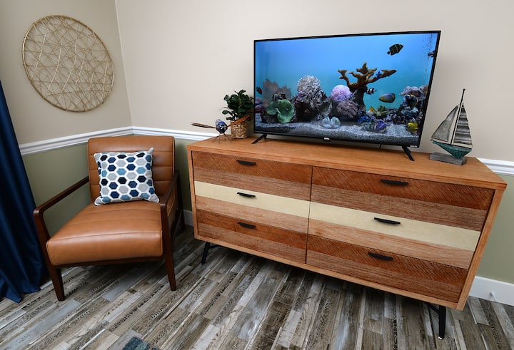 Dormitorio principal con colchón híbrido nuevo y vista a la bahía.