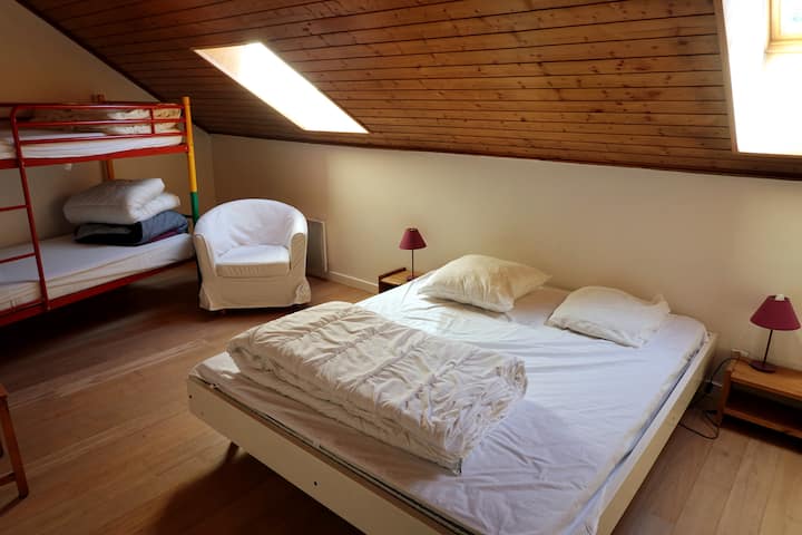 slaapkamer 3 : 1 tweepersoonsbed (160 x 200) en 1 stapelbed