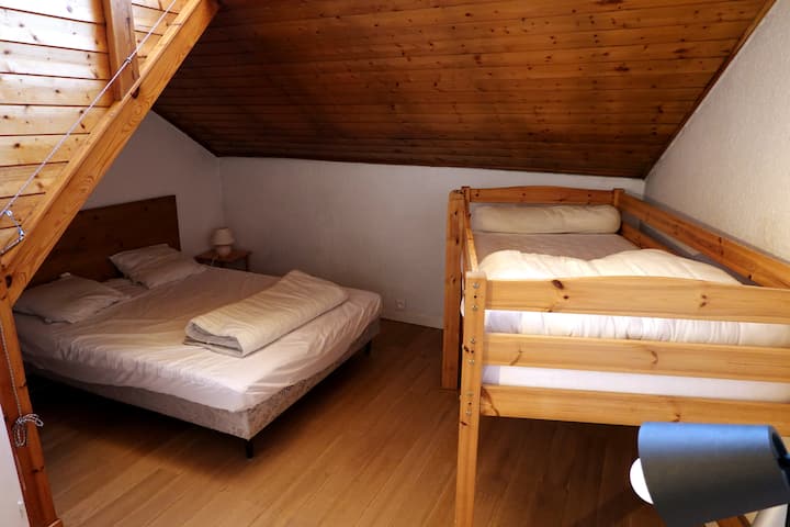 slaapkamer 2 : 1 tweepersoonsbed, 1 tussenverdieping en 1 stapelbed