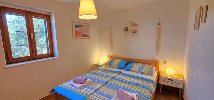 Втора спална соба со брачен кревет (широк 125 - 149 см)