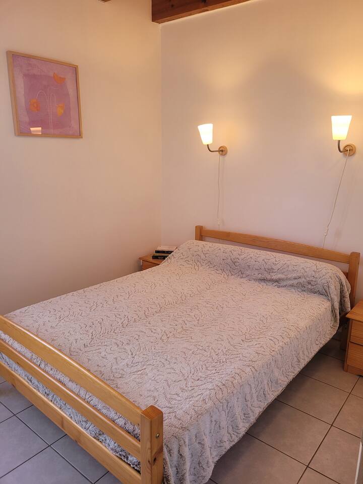 Долна спалня със 140 легла. Предлагаме ви отдаване под наем на чаршафи, ако е необходимо. 