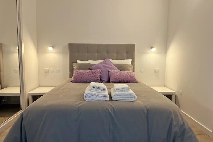 Chumba kikuu cha kulala chenye starehe chenye mlango maradufu