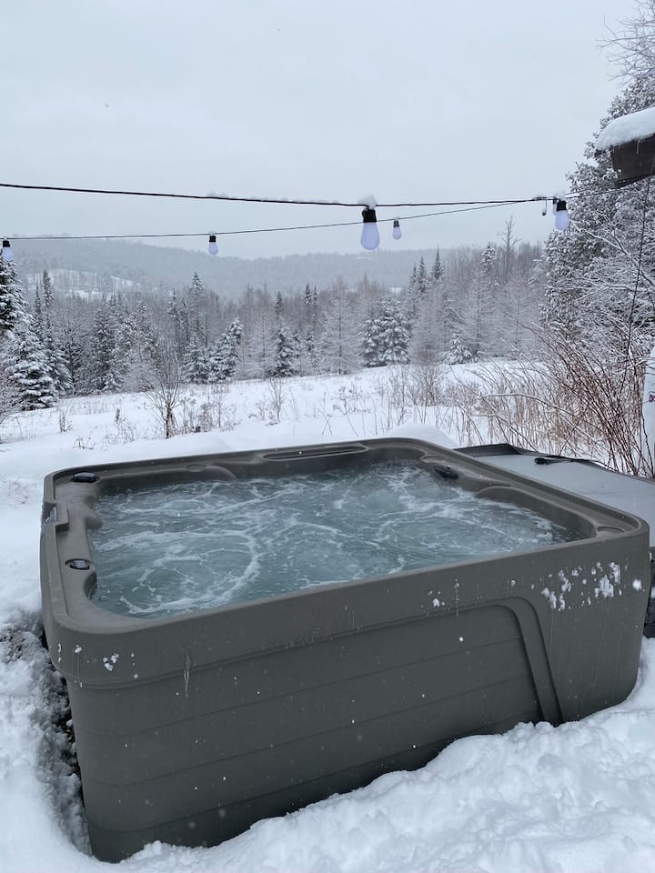 NEW Rustic Log Cabin w/ Hot Tub, Mountain Views Cabins for Rent in