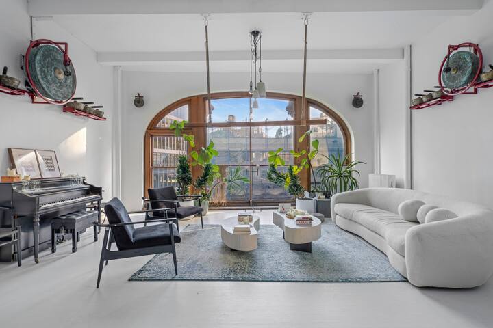 Massive Designer Apartment in Union Square gallery image 3