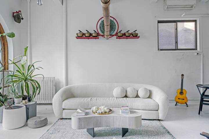 Massive Designer Apartment in Union Square gallery image 2