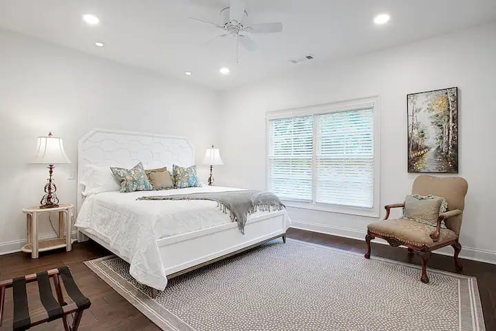 นอกจากนี้ยังมีห้องน้ำในตัวห้องนอนของผู้เข้าพักนี้ยังเป็น "ห้องนอนชั้นบน มีเตียงคิงไซส์พื้นที่กว้างขวางและพื้นที่ตู้เสื้อผ้าและที่นั่งพิเศษ