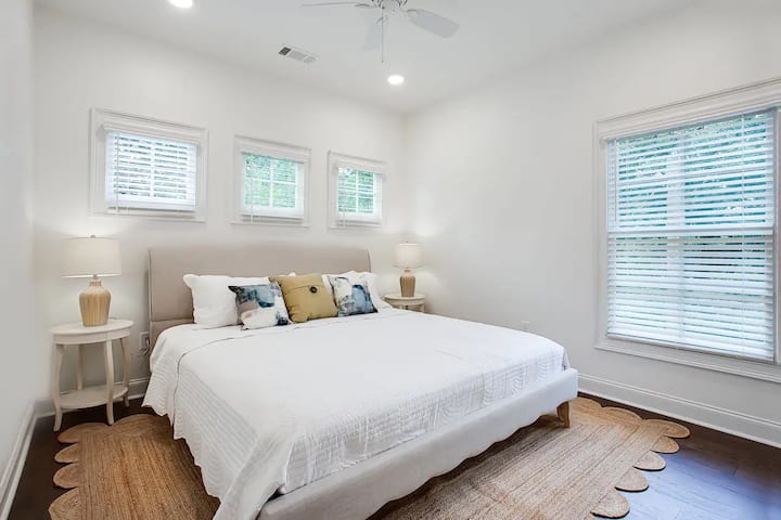 ห้องนอนชั้นบนที่อบอุ่นนี้มีเตียงขนาดคิงไซส์สบายสุดๆตู้เสื้อผ้าและแสงธรรมชาติมากมายเพื่อช่วยให้อารมณ์สว่างขึ้น