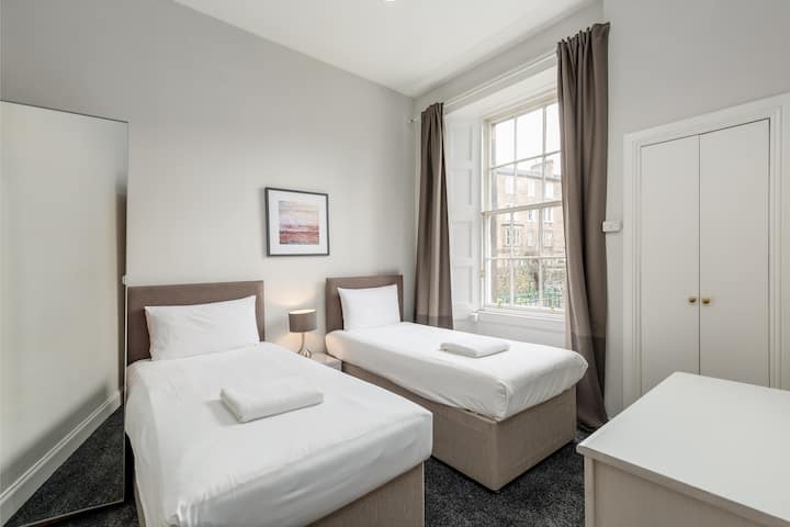 habitación con dos camas individuales