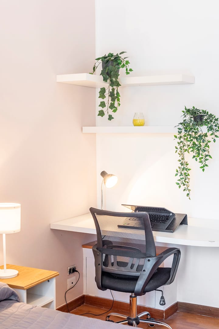 Camera da letto 3 con accesso al balcone, con due letti singoli, scrivania con supporto pc e ventilatore 