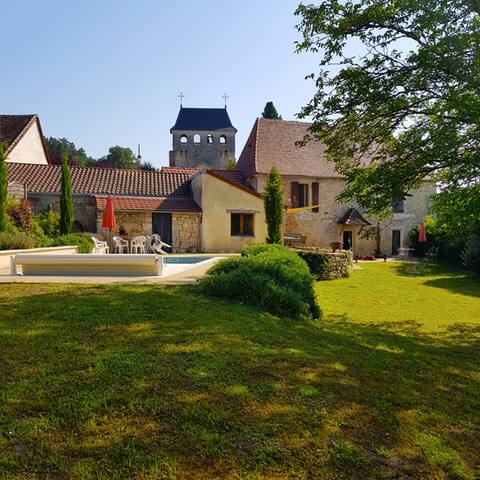Charm and pool in Périgord