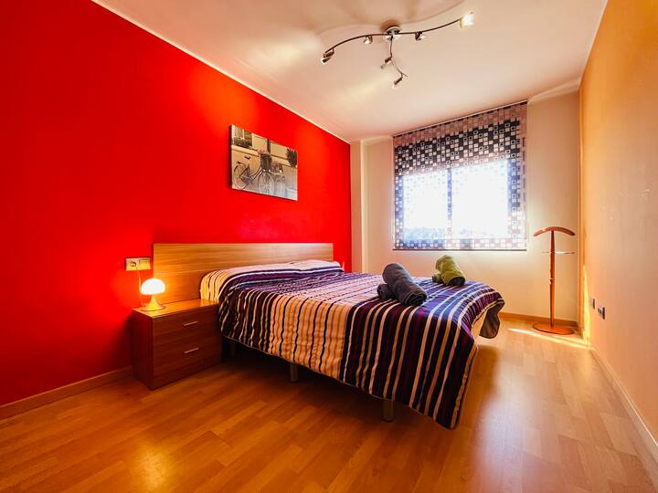 Priestranná a svetlá izba
s dvoma (2) ležadlami, šatníkmi a nočnými stolíkmi na každej strane postele
Centrálne osvetlenie štvrtého a jednotlivca na dosiahnutie súkromia pre váš odpočinok.