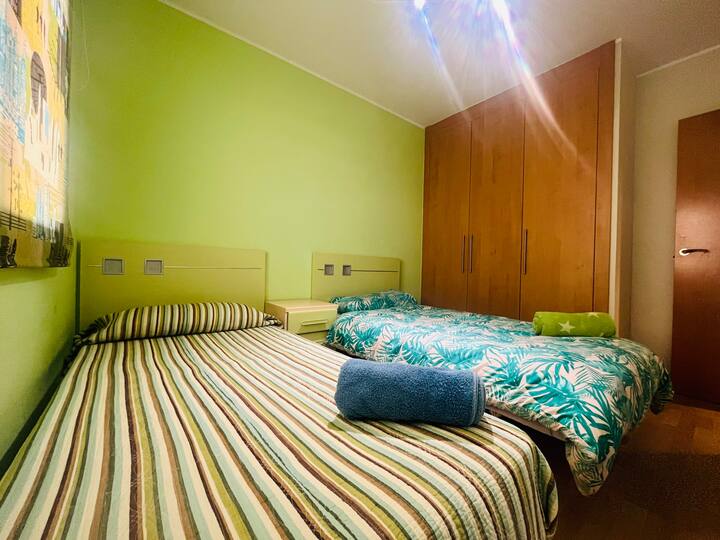 Ďalšia izba s dvoma (2) samostatnými lôžkami.
Okno, ktoré uľahčuje prístup k prirodzenému vzduchu a svetlu.