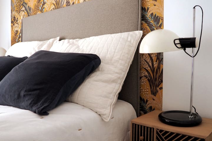 Eneo la usiku na meza yake isiyo ya kawaida kando ya kitanda