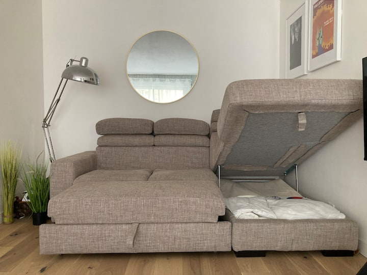 Kitanda cha sofa cha Poltron kilicho na shina chini ya mezzanine kwa ajili ya vifaa vya ziada vya kulala