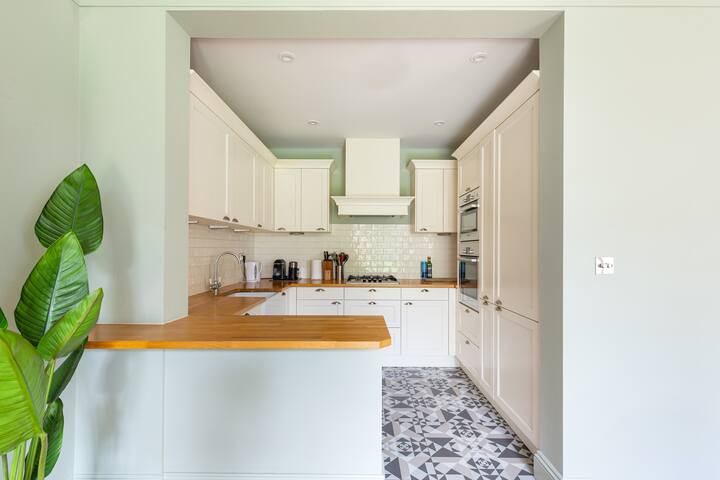 Luxury Garden Apartment gallery image 4