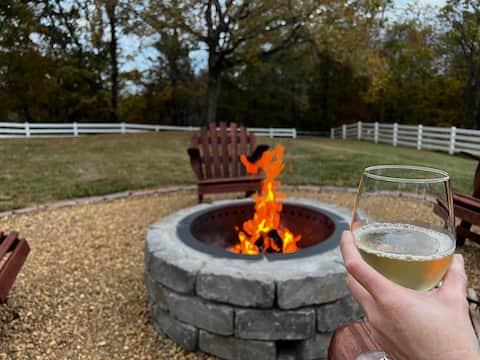 Relax, explore the country-fire pit & pet friendly