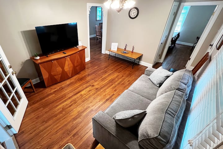 Dnevni boravak s bračnim krevetom na razvlačenje i TV-om.