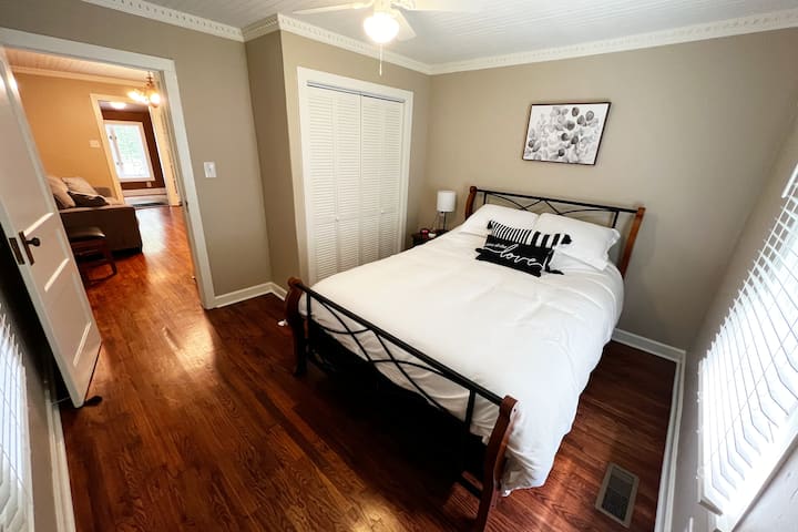 Spavaća soba s bračnim krevetom (širine 150 - 179 cm).