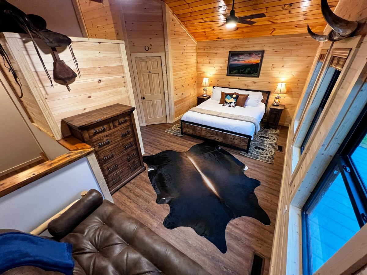 חדר שינה למעלה. שידה ופוטון לשימושכם.