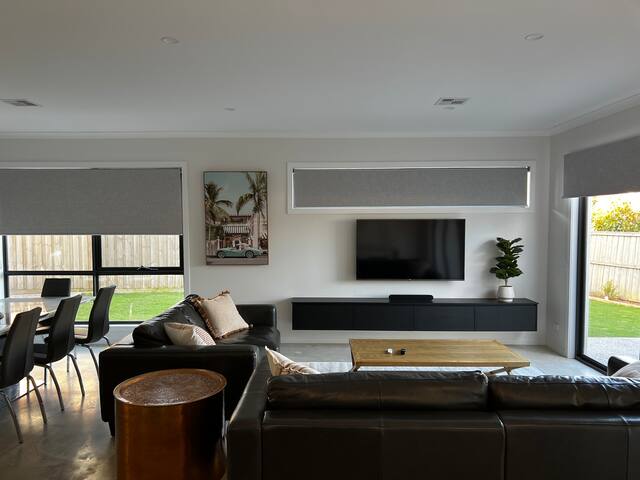 Modern and Spacious Retreat gallery image 4