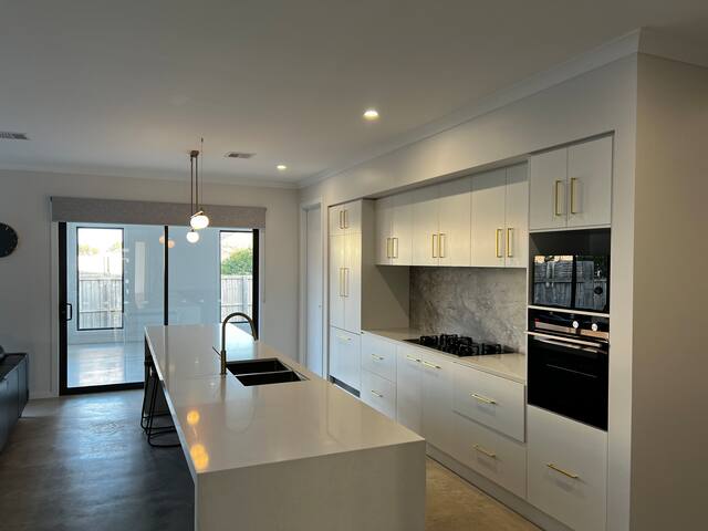 Modern and Spacious Retreat gallery image 3