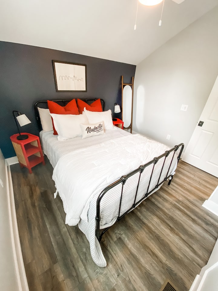 Schlafzimmer mit Queensize-Doppelbett:  Unsere Gäste schwärmen davon, wie bequem unsere Betten sind! Reisebett und Matratze sind auf Anfrage verfügbar. 