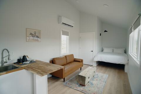Gorgeous Tiny Home stay with Hot Spring Access