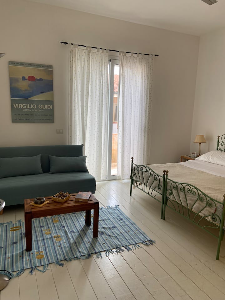 Chambre double avec canapé.