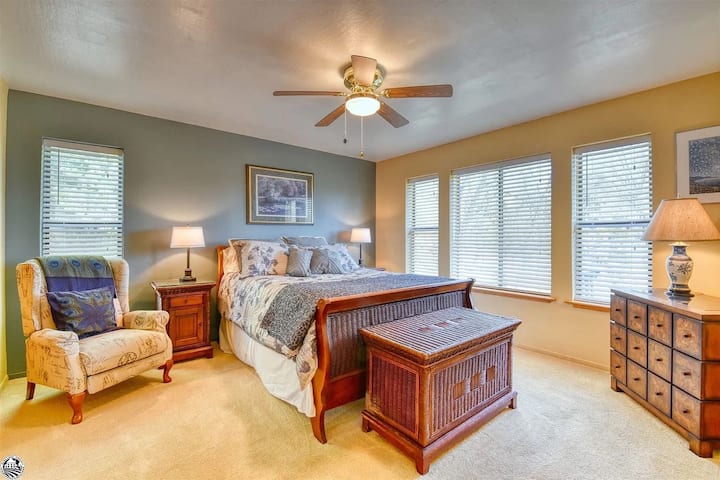 Dormitorio delantero con cama tamaño queen, TV inteligente y hermosas vistas de la parte delantera de la casa. 