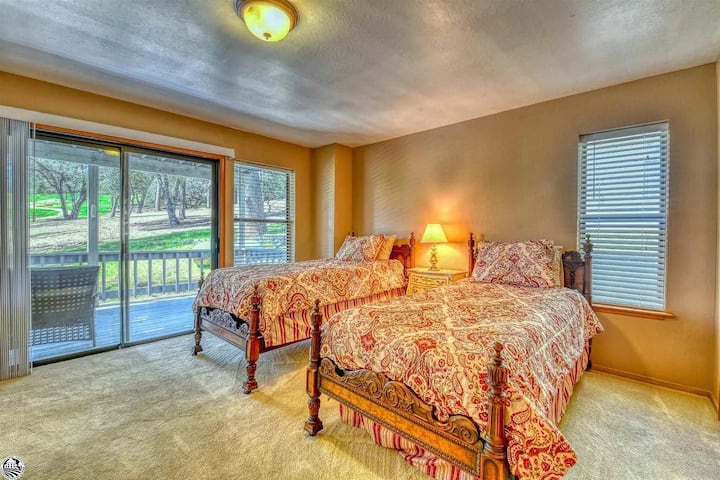 ¡Dormitorio más grande con 2 camas tamaño queen y un balcón privado en el que puedes salir para ver mucha vida silvestre!