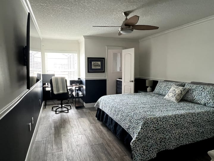 ¡Hermoso y espacioso dormitorio tamaño king con bañera de cabaña en la suite con ducha a ras del suelo! Espacio en el escritorio con vistas a la piscina y al canal. ¡Qué vista!