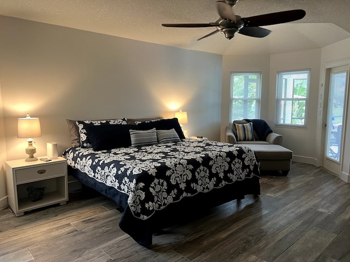 ¡Dormitorio principal con cama tamaño king, baño completo en la suite y acceso al patio!