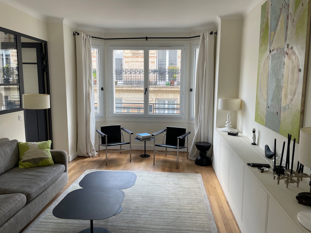 Successful Airbnb property: Lovely sunny apartment. in Paris 17e Arrondissement