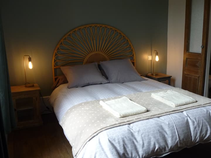 加大双人床卧室，带独立淋浴间