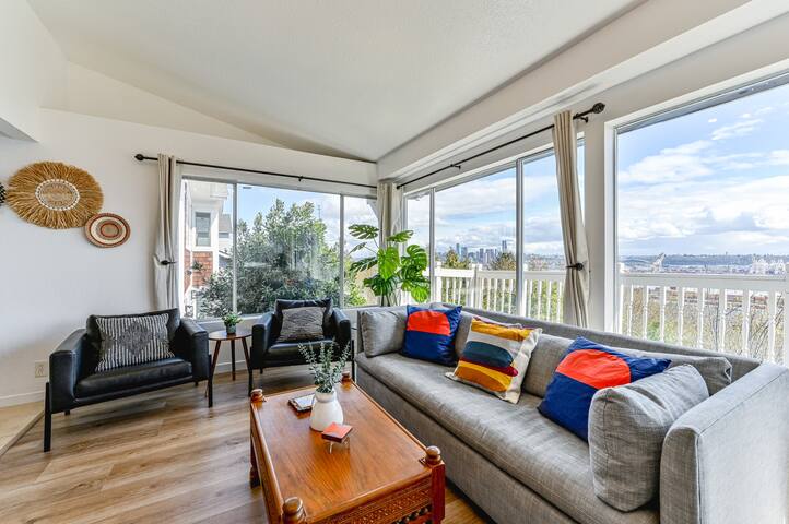 Seattle Skyline Retreat-Sleeps16 gallery image 3